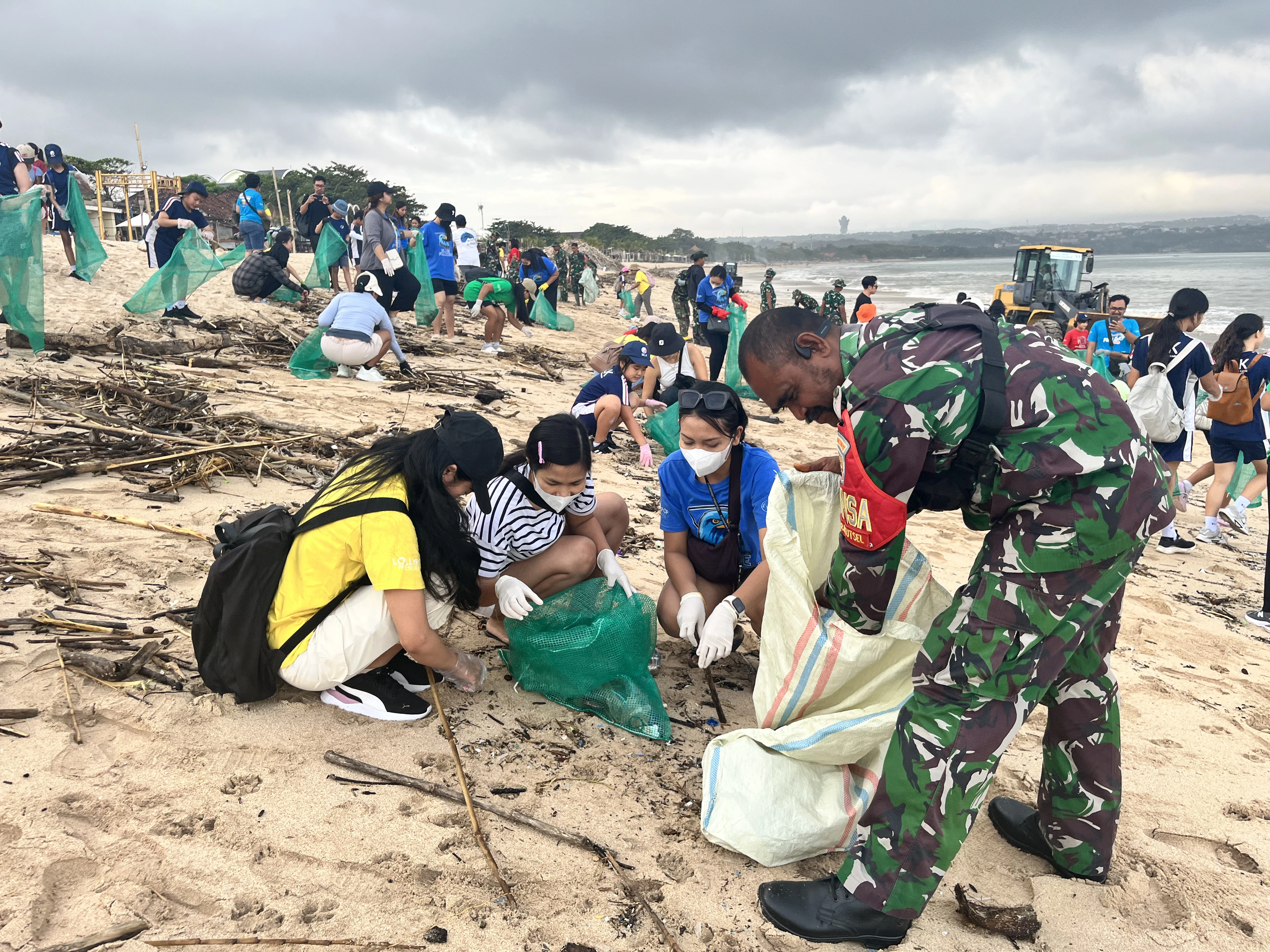 SLK & Lollypop Beach Clean-Up: Taking Action with Sungai Watch in Bali - Photo 4