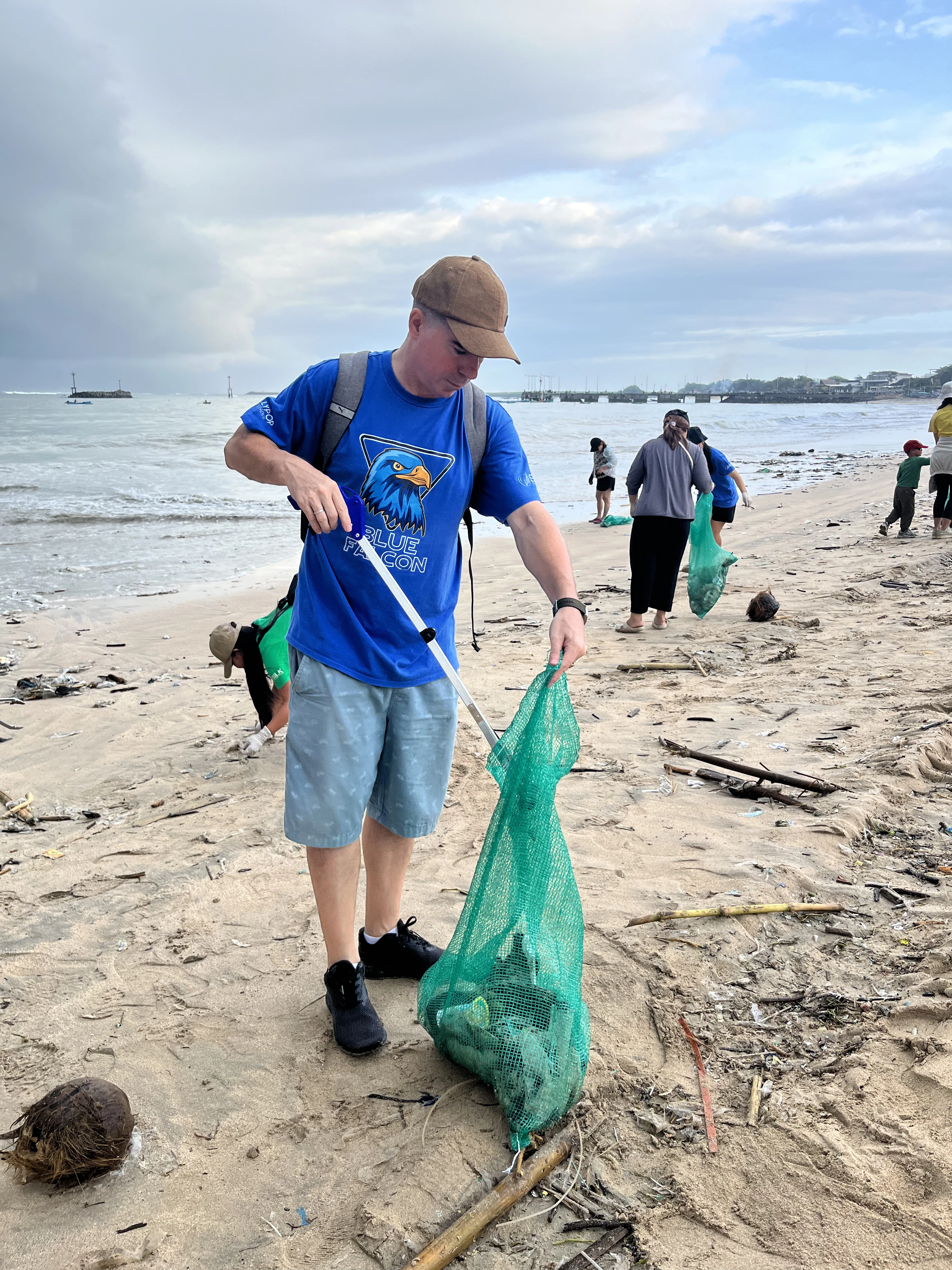 SLK & Lollypop Beach Clean-Up: Taking Action with Sungai Watch in Bali - Photo 8