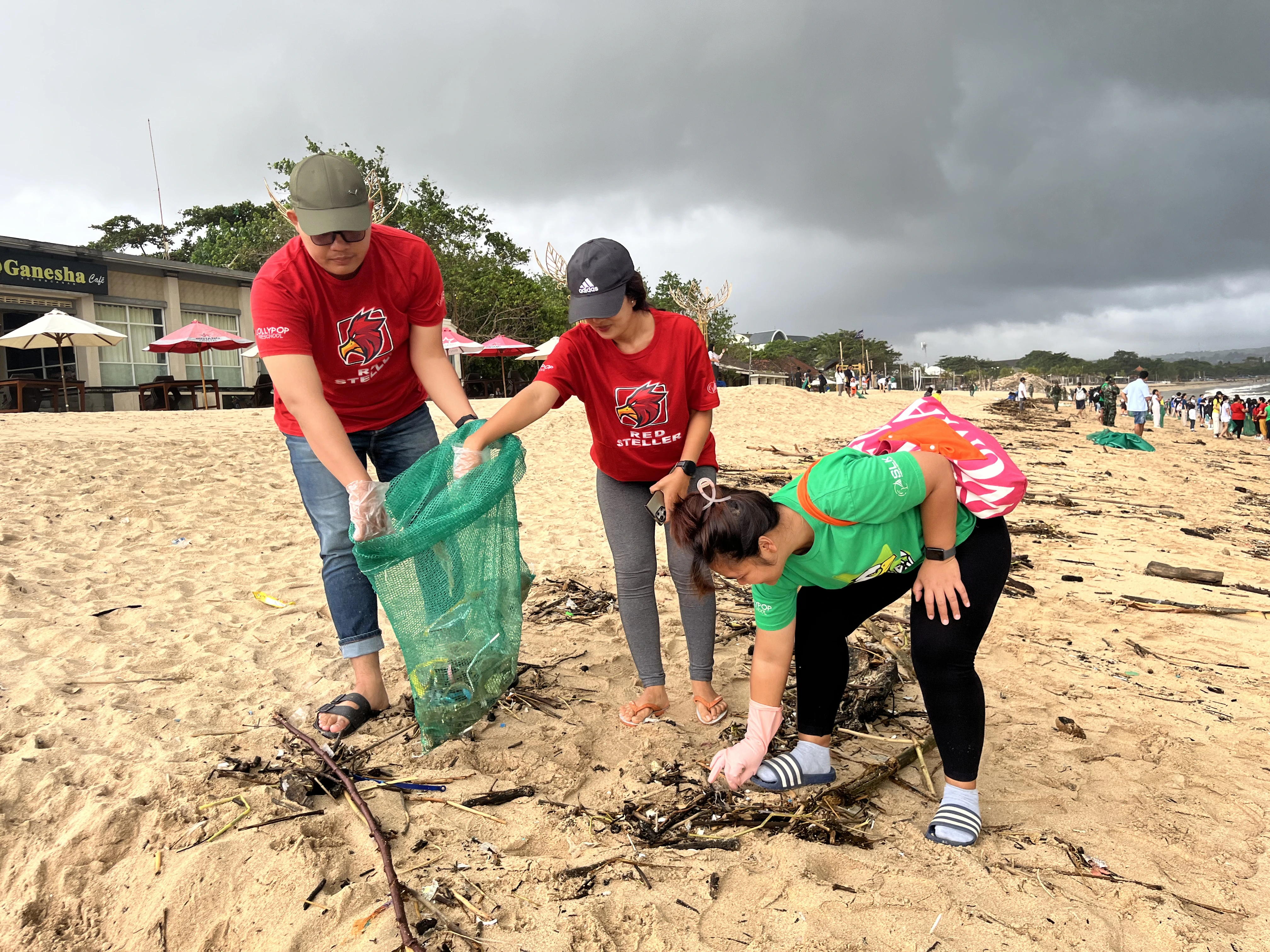 SLK & Lollypop Beach Clean-Up: Taking Action with Sungai Watch in Bali - Photo 9