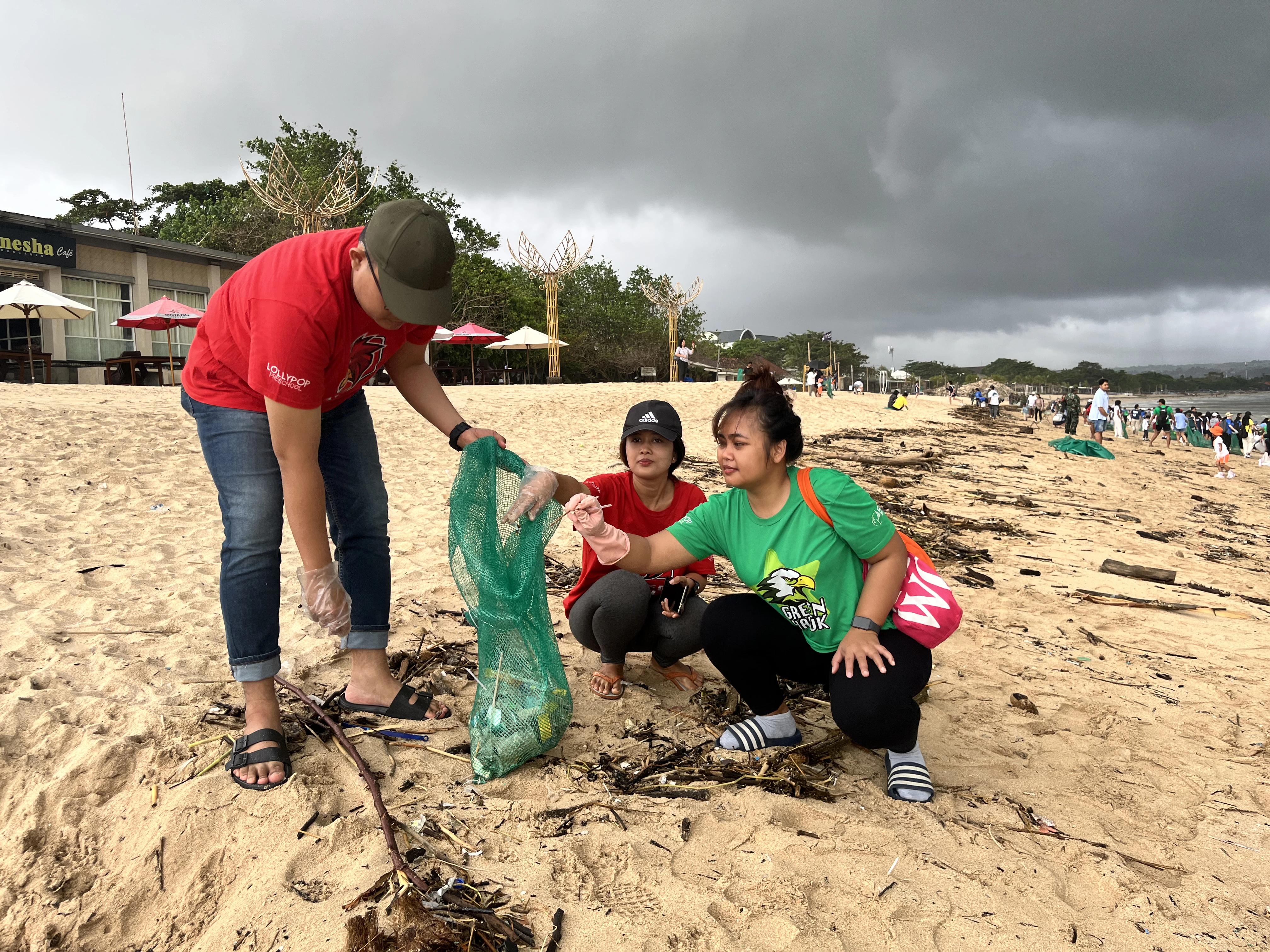 SLK & Lollypop Beach Clean-Up: Taking Action with Sungai Watch in Bali - Photo 10